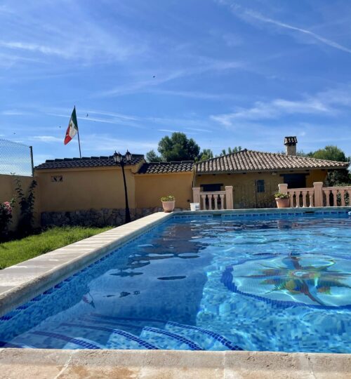 Chalet con piscina y jardín en Náquera – 141 m² – Aparcamiento para varios coches