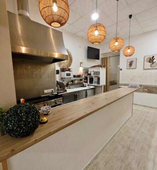 🏖️ Traspaso local de tapas con gran terraza en Dénia (Alicante)