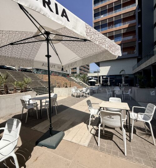 Traspaso de cafetería con cocina totalmente equipada y doble terraza privada en Xirivella (Valencia)